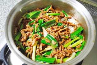 電熱鍋食譜-章丘大蔥炒肉絲 電熱鍋食譜-章丘大蔥炒肉絲